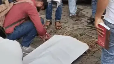 लखनऊ में नौकरी बहाली की मांग को लेकर प्रदर्शन करते एंबुलेंस ड्राइवर