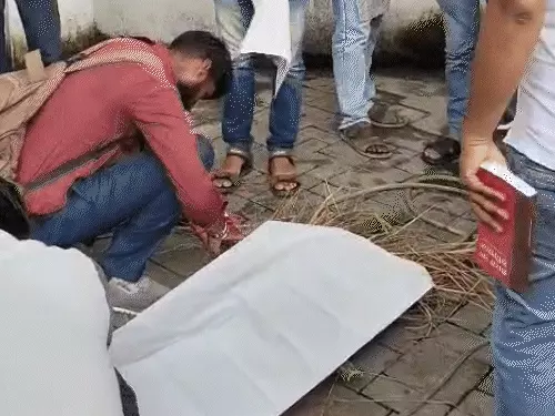 लखनऊ में नौकरी बहाली की मांग को लेकर प्रदर्शन करते एंबुलेंस ड्राइवर