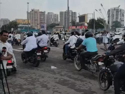 लखनऊ में आयुर्वेद दिवस पर बाइक रैली को हरी झंडी दिखाते डिप्टी सीएम ब्रजेश पाठक