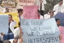 लखनऊ में स्टाइपेंड बढ़ाने की मांग को लेकर प्रदर्शन करते आयुष छात्र