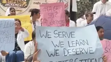 लखनऊ में स्टाइपेंड बढ़ाने की मांग को लेकर प्रदर्शन करते आयुष छात्र