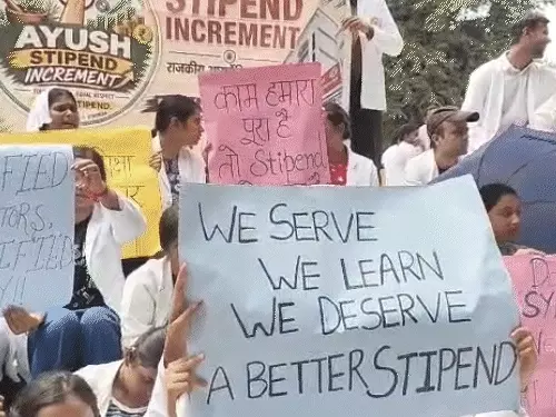 लखनऊ में स्टाइपेंड बढ़ाने की मांग को लेकर प्रदर्शन करते आयुष छात्र