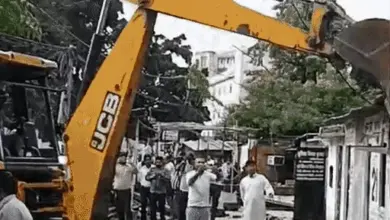लखनऊ जिला अदालत के पास अवैध चैंबरों और अतिक्रमण को ध्वस्त करते नगर निगम के कर्मचारी
