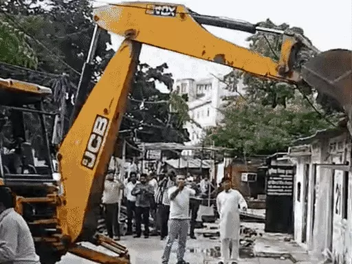लखनऊ जिला अदालत के पास अवैध चैंबरों और अतिक्रमण को ध्वस्त करते नगर निगम के कर्मचारी