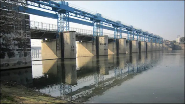 लखनऊ में बढ़ते गोमती जलस्तर के बीच खुले गोमती बैराज के गेट।
