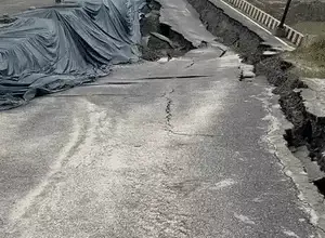 लखनऊ के इकाना स्टेडियम के पास सीजी सिटी में बारिश से धंसी निर्माणाधीन सड़क और सुरक्षा के लिए लगाए गए बैरियर।
