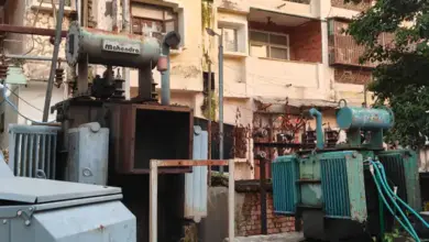 लखनऊ में बिजली लाइनों की मरम्मत के दौरान बिजली विभाग का कर्मचारी