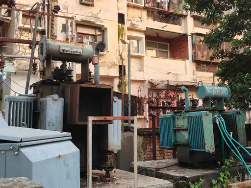 लखनऊ में बिजली लाइनों की मरम्मत के दौरान बिजली विभाग का कर्मचारी