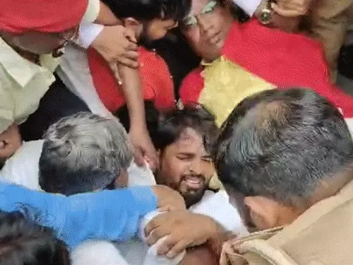 लखनऊ में आरक्षण के समर्थन में प्रदर्शन करते अभ्यर्थी और सरदार सेना के कार्यकर्ता