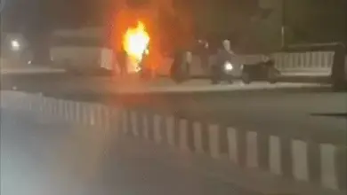 लखनऊ में फ्लाईओवर के डिवाइडर से टकराने के बाद जलती रोडवेज की AC बस