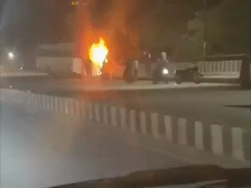 लखनऊ में फ्लाईओवर के डिवाइडर से टकराने के बाद जलती रोडवेज की AC बस