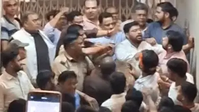 लखनऊ विश्वविद्यालय में प्रशासनिक भवन के बाहर प्रदर्शन करते ABVP छात्र।