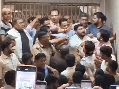 लखनऊ विश्वविद्यालय में प्रशासनिक भवन के बाहर प्रदर्शन करते ABVP छात्र।