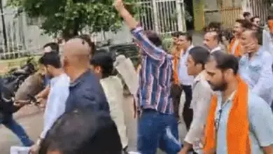 लखनऊ विश्वविद्यालय में मंदिर की बदहाली के विरोध में प्रदर्शन करते VHP और बजरंग दल के कार्यकर्ता।