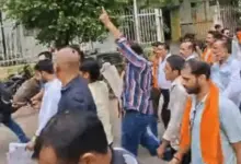 लखनऊ विश्वविद्यालय में VHP और बजरंग दल का प्रदर्शन