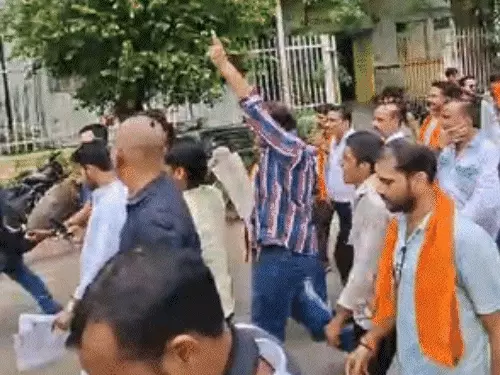 लखनऊ विश्वविद्यालय में VHP और बजरंग दल का प्रदर्शन