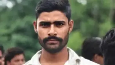 लखनऊ के महिगवां में निर्माणाधीन मकान के चौकीदार सतीश यादव की हत्या के बाद जांच करती पुलिस