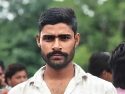 लखनऊ के महिगवां में निर्माणाधीन मकान के चौकीदार सतीश यादव की हत्या के बाद जांच करती पुलिस