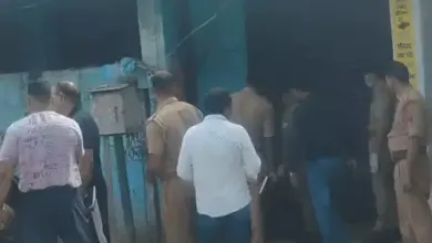 बारा-बिरवा की मानसरोवर मार्केट में महिला की हत्या के बाद जांच करती पुलिस