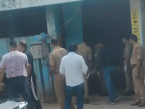 बारा-बिरवा की मानसरोवर मार्केट में महिला की हत्या के बाद जांच करती पुलिस