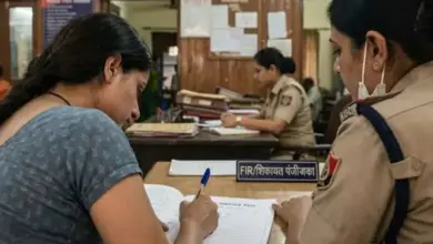 लखनऊ के बिजनौर में युवक की संदिग्ध मौत के मामले की जांच करती पुलिस