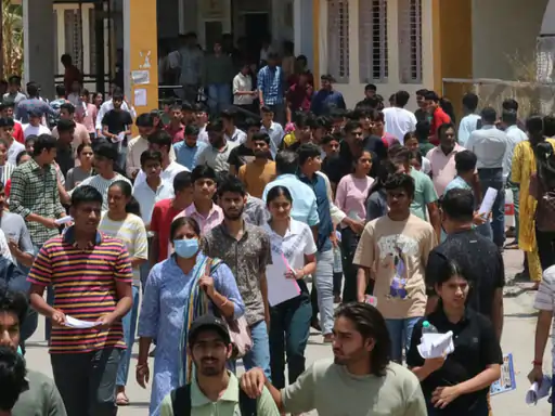 महाराष्ट्र TET पेपर लीक मामले में आगरा की प्रिंटिंग प्रेस से पेपर बाहर निकालने का खुलासा।