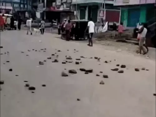 मणिपुर के पहाड़ी इलाके में कुकी-नगा तनाव के बीच सड़क पर सुरक्षा व्यवस्था