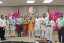 अम्बेडकरनगर में मातृभूमि योजना के तहत विकास कार्यों की जानकारी लेते जनप्रतिनिधि और अधिकारी