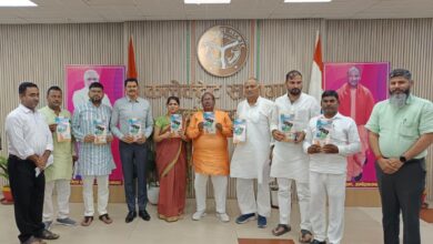 अम्बेडकरनगर में मातृभूमि योजना के तहत विकास कार्यों की जानकारी लेते जनप्रतिनिधि और अधिकारी