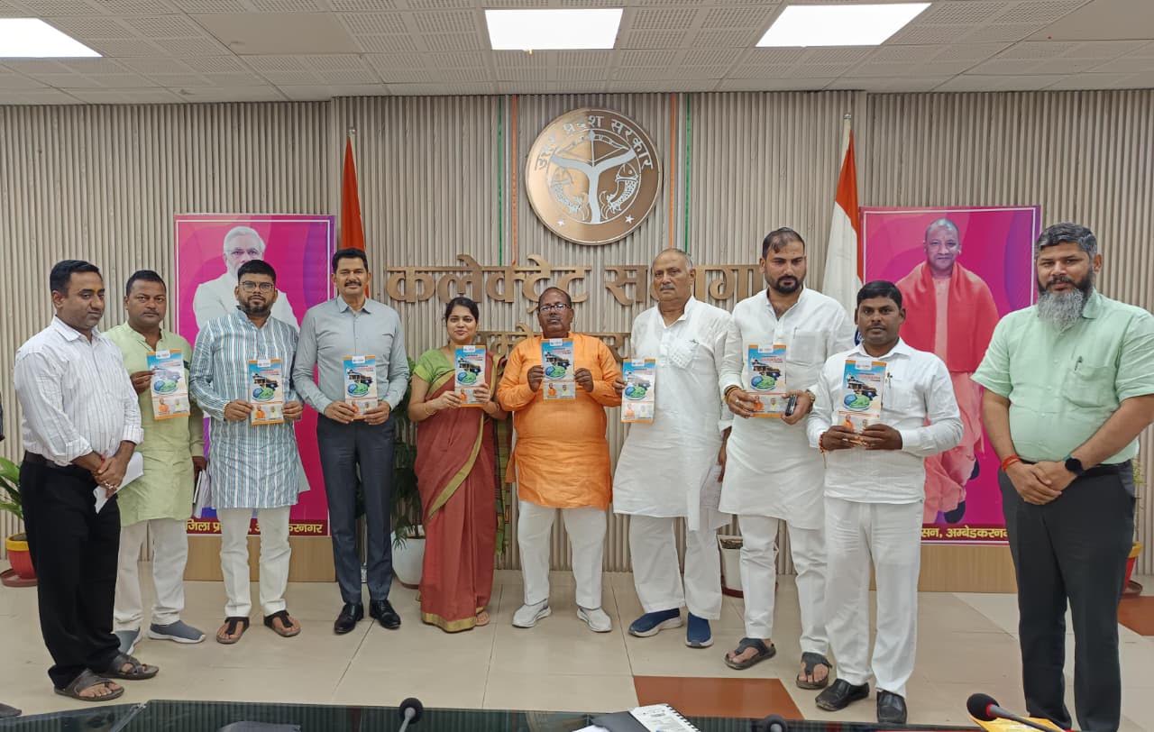 अम्बेडकरनगर में मातृभूमि योजना के तहत विकास कार्यों की जानकारी लेते जनप्रतिनिधि और अधिकारी