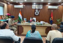 अंबेडकरनगर पुलिस कार्यालय में जनसुनवाई करते एसपी