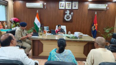 अंबेडकरनगर पुलिस कार्यालय में जनसुनवाई करते एसपी