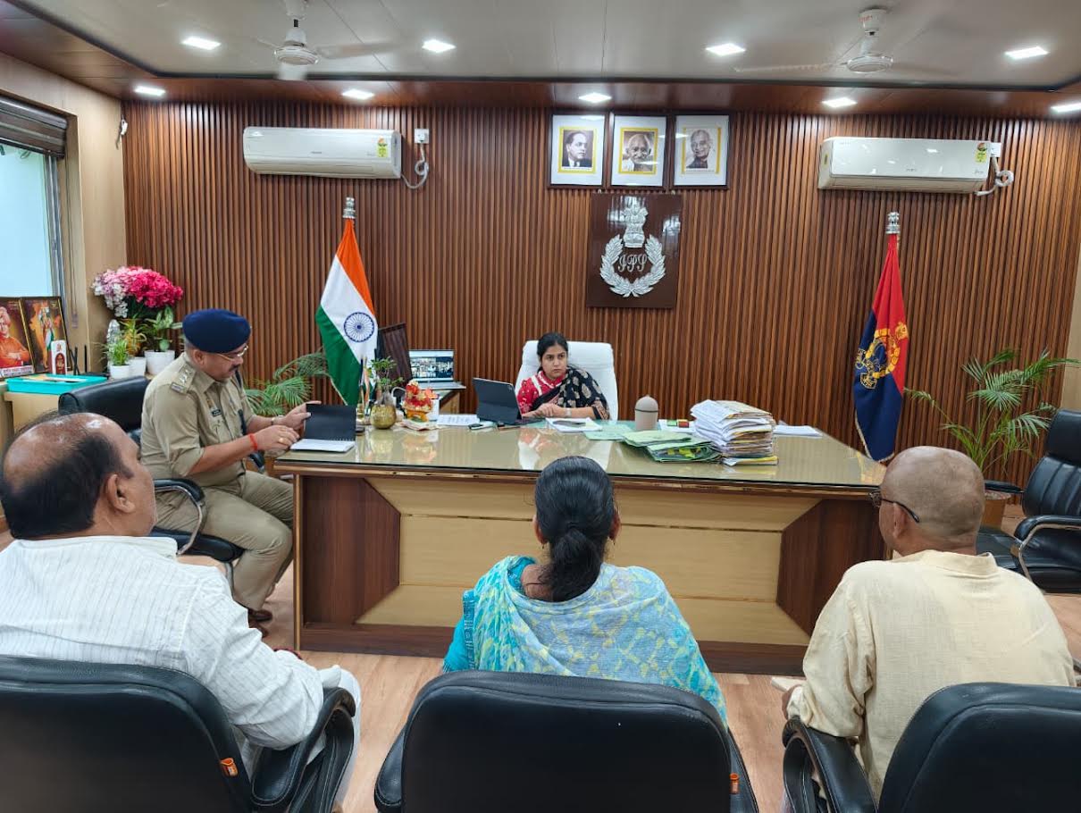 अंबेडकरनगर पुलिस कार्यालय में जनसुनवाई करते एसपी