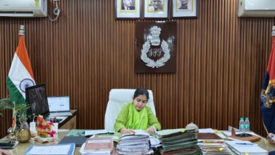 अंबेडकरनगर पुलिस कार्यालय में जनसुनवाई के दौरान फरियादियों की शिकायत सुनतीं एसपी प्राची सिंह।