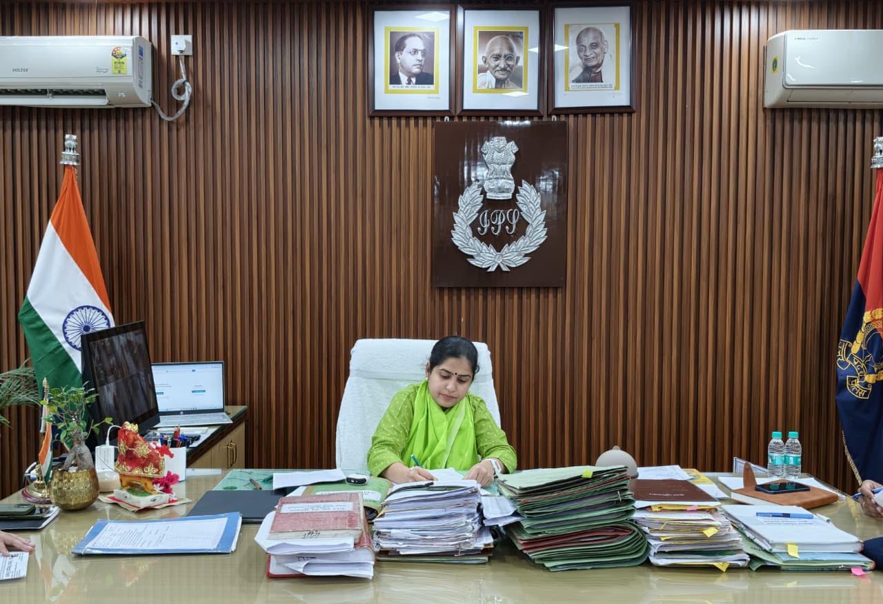 अंबेडकरनगर पुलिस कार्यालय में जनसुनवाई के दौरान फरियादियों की शिकायत सुनतीं एसपी प्राची सिंह।