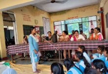 अंबेडकरनगर के विद्यालय में ‘मेरे सपनों का भारत’ चित्रकला प्रतियोगिता में भाग लेते विद्यार्थी।