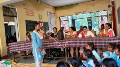 अंबेडकरनगर के विद्यालय में ‘मेरे सपनों का भारत’ चित्रकला प्रतियोगिता में भाग लेते विद्यार्थी।