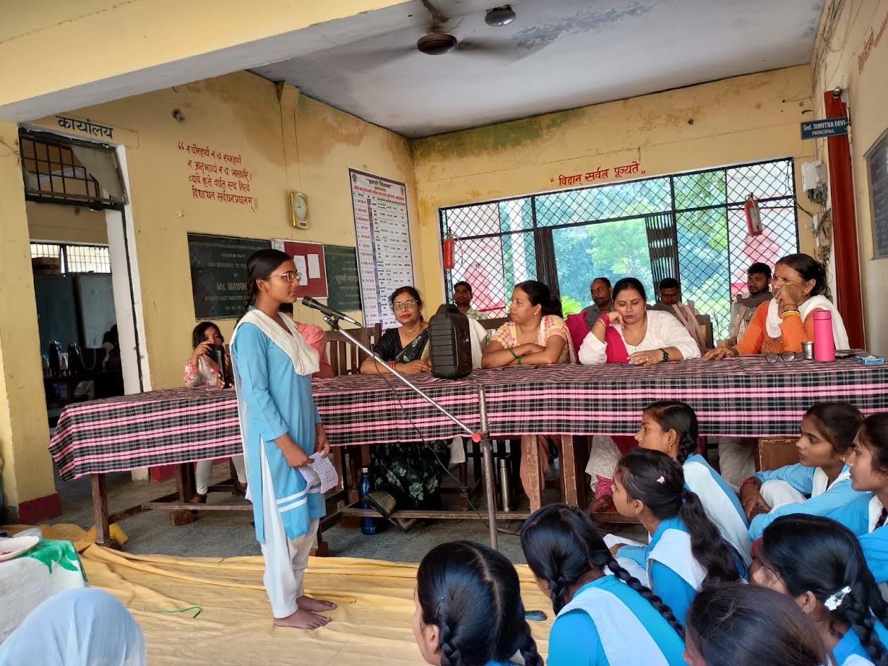 अंबेडकरनगर के विद्यालय में ‘मेरे सपनों का भारत’ चित्रकला प्रतियोगिता में भाग लेते विद्यार्थी।