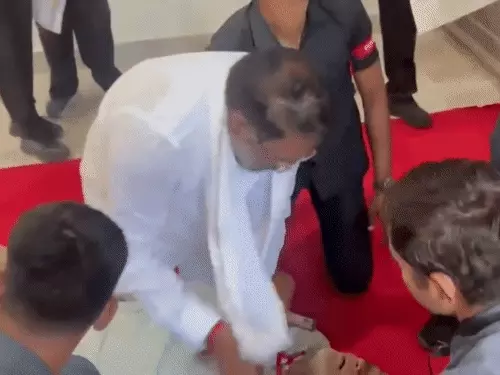 अधिकारी को CPR देते पशुपालन मंत्री