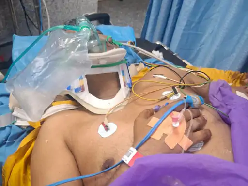 गंगा एक्सप्रेसवे हादसे के बाद घायल डिबाई विधायक चंद्रपाल सिंह लोधी