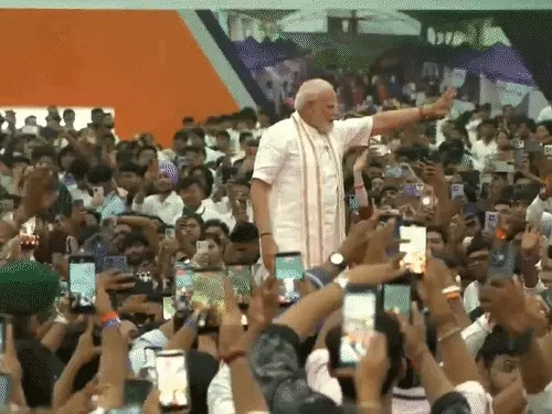 वडोदरा में जेन-जी युवाओं के साथ पीएम मोदी