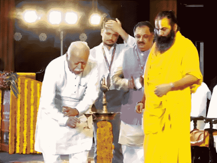 उज्जैन की युवा धर्म संसद में संबोधन देते राष्ट्रीय स्वयंसेवक संघ प्रमुख मोहन भागवत।
