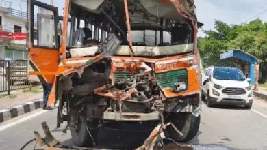 मोहनलालगंज में ट्रक से टकराई रोडवेज बस