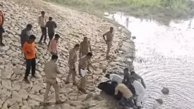 मोहनलालगंज में सई नदी में डूबे तीन युवकों के शव बरामद करते एसडीआरएफ जवान