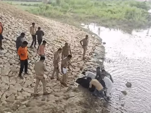 मोहनलालगंज में सई नदी में डूबे तीन युवकों के शव बरामद करते एसडीआरएफ जवान