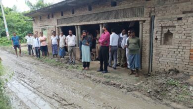 अम्बेडकरनगर के मोहरई गांव में जलभराव के बाद रास्ते की मरम्मत कराती टीम