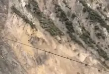 मुस्तांग में भूस्खलन के बाद कालीगंडकी नदी में गिरता पहाड़ का मलबा