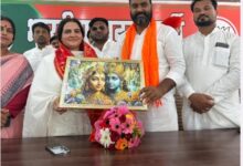 अंबेडकरनगर के अटल भवन में अल्पसंख्यक आयोग की सदस्य नेहा खान का स्वागत करते भाजपा कार्यकर्ता।