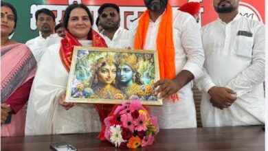 अंबेडकरनगर के अटल भवन में अल्पसंख्यक आयोग की सदस्य नेहा खान का स्वागत करते भाजपा कार्यकर्ता।