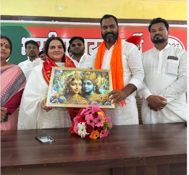 अंबेडकरनगर के अटल भवन में अल्पसंख्यक आयोग की सदस्य नेहा खान का स्वागत करते भाजपा कार्यकर्ता।